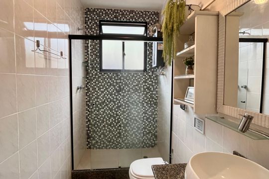 Banheiro social de apartamento à venda com 2 quartos, 66m² em Ipanema, Rio de Janeiro