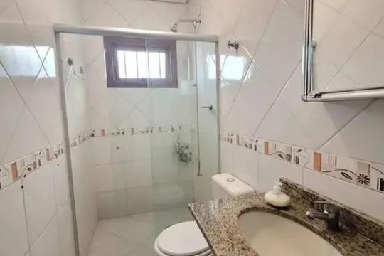 Banheiro 1 de casa para alugar com 3 quartos, 116m² em Hípica, Porto Alegre