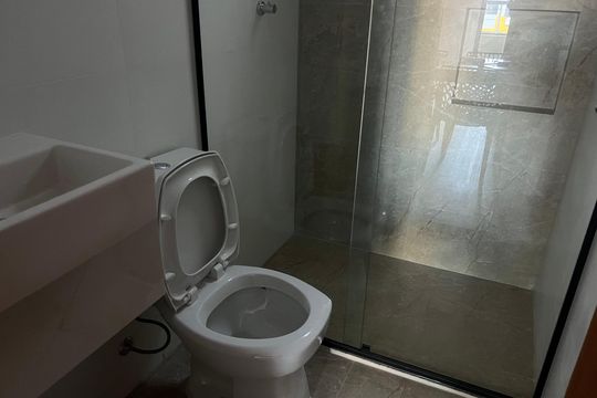 Banheiro de kitnet/studio para alugar com 1 quarto, 29m² em Cascatinha, Juiz de Fora