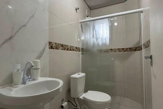 Banheiro de apartamento para alugar com 2 quartos, 49m² em Rubem Berta, Porto Alegre