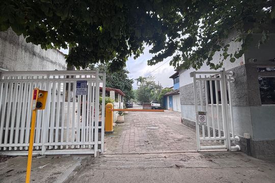 Fachada de casa de condomínio à venda com 3 quartos, 290m² em Vargem Pequena, Rio de Janeiro