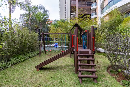 Apartamento para alugar com 3 quartos, 191m² em Vila Suzana, São Paulo