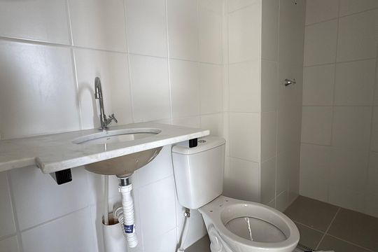 Banheiro de apartamento para alugar com 2 quartos, 62m² em Parque Amazonia, Goiânia