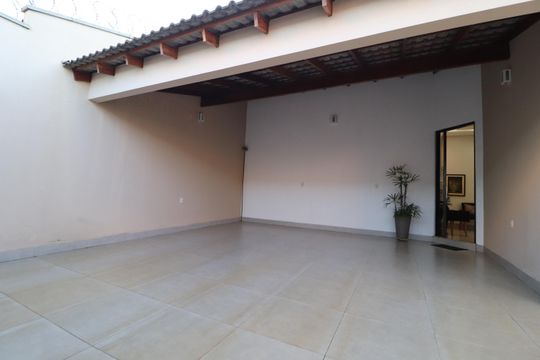 Garagem de casa para alugar com 4 quartos, 250m² em Santa Mônica, Uberlândia
