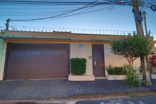 Fachada de casa para alugar com 4 quartos, 250m² em Santa Mônica, Uberlândia