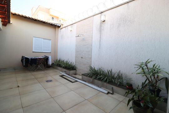 Área de Serviço de casa para alugar com 4 quartos, 250m² em Santa Mônica, Uberlândia