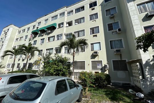 Fachada + placa de apartamento para alugar com 2 quartos, 45m² em Honório Gurgel, Rio de Janeiro