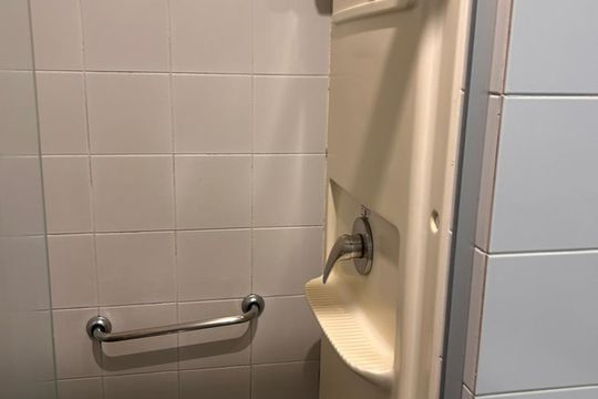 Banheiro de kitnet/studio para alugar com 1 quarto, 28m² em Serra, Belo Horizonte
