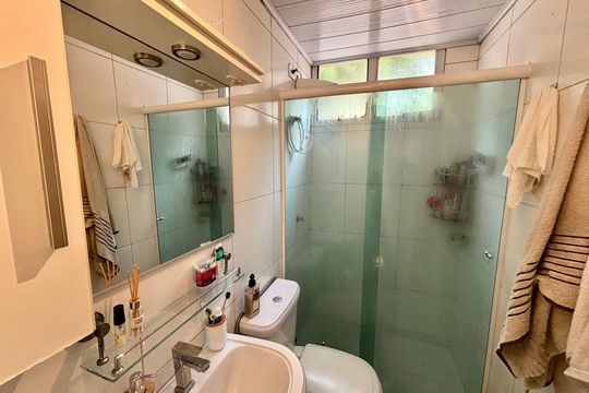 Banheiro  de apartamento à venda com 2 quartos, 49m² em Vila Sílvia, São Paulo