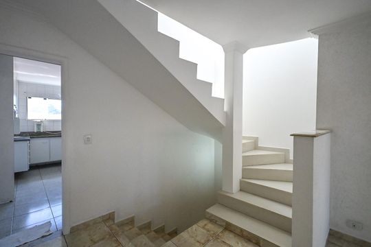 Escada de casa à venda com 3 quartos, 230m² em Parque Monte Alegre, Taboão da Serra