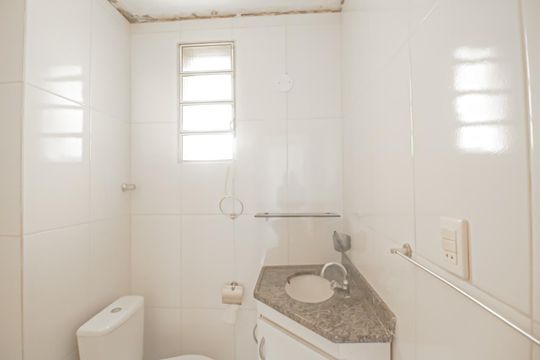 Banheiro de apartamento para alugar com 2 quartos, 50m² em Parque Monteiro Soares, São Paulo