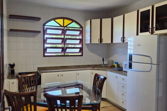 Cozinha de apartamento para alugar com 1 quarto, 50m² em Sertão do Maruim, São José