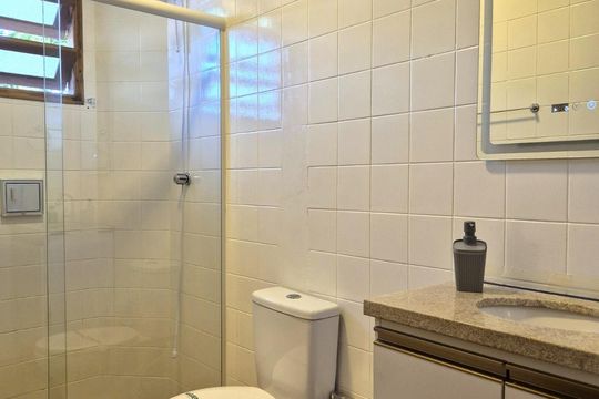 Banheiro de apartamento para alugar com 1 quarto, 50m² em Sertão do Maruim, São José