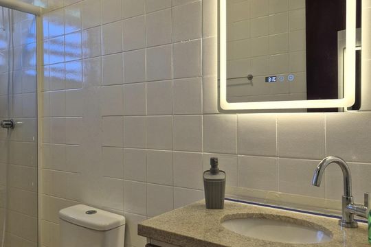 Banheiro de apartamento para alugar com 1 quarto, 50m² em Sertão do Maruim, São José