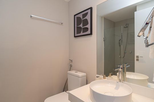 Banheiro de kitnet/studio para alugar com 1 quarto, 25m² em Bela Vista, São Paulo