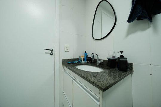 Banheiro de apartamento à venda com 1 quarto, 33m² em Jardim Santa Teresinha, São Paulo