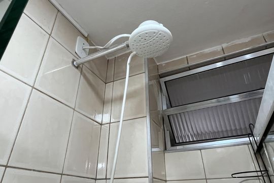 Banheiro de kitnet/studio para alugar com 1 quarto, 30m² em Boqueirão, Santos