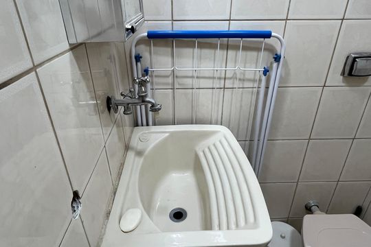 Banheiro de kitnet/studio para alugar com 1 quarto, 30m² em Boqueirão, Santos