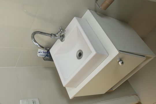 Banheiro - torneira de apartamento para alugar com 2 quartos, 52m² em Jardim Jasmim, Nova Iguaçu