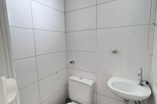 Banheiro de serviço de apartamento para alugar com 3 quartos, 90m² em Nova Granada, Belo Horizonte