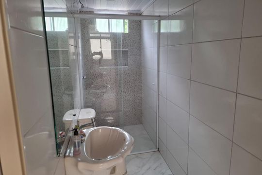 Banheiro de apartamento para alugar com 2 quartos, 52m² em Conjunto Habitacional Juscelino Kubitschek, São Paulo
