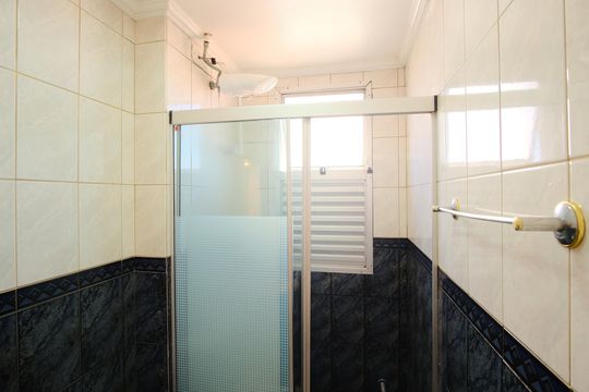 Banheiro de apartamento à venda com 2 quartos, 46m² em Vila Carrão, São Paulo