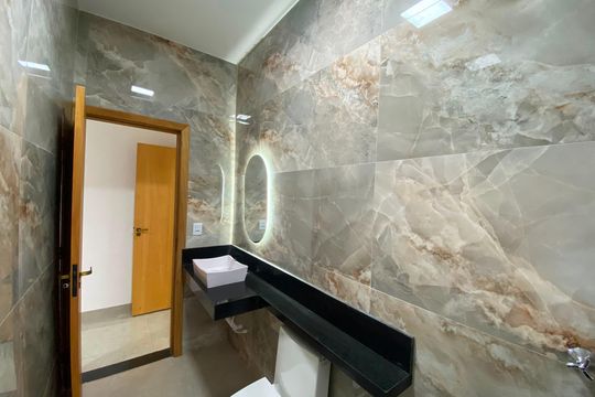 Banheiro social de casa à venda com 3 quartos, 168m² em Vila Finsocial, Goiânia