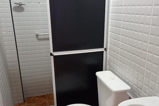Banheiro de apartamento para alugar com 1 quarto, 29m² em Cidade Ocian, Praia Grande