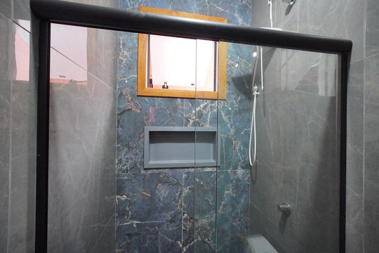Banheiro de apartamento para alugar com 1 quarto, 50m² em São João do Rio Vermelho, Florianópolis