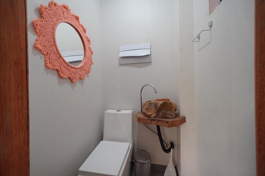 Banheiro de apartamento para alugar com 1 quarto, 50m² em São João do Rio Vermelho, Florianópolis