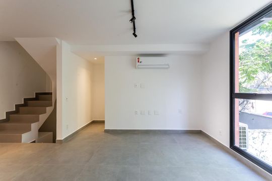 Sala de casa à venda com 3 quartos, 225m² em Vila Madalena, São Paulo