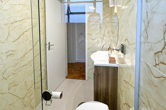 Banheiro de apartamento à venda com 1 quarto, 60m² em São João, Porto Alegre