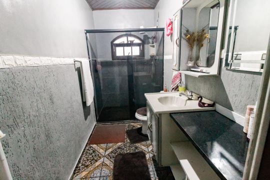 Banheiro Corredor de casa à venda com 2 quartos, 616m² em Parque Pinheiros, São Paulo