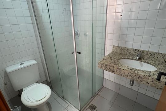Banheiro de apartamento à venda com 1 quarto, 28m² em Águas Claras, Brasília