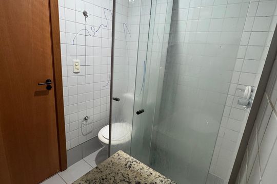 Banheiro de apartamento à venda com 1 quarto, 28m² em Águas Claras, Brasília