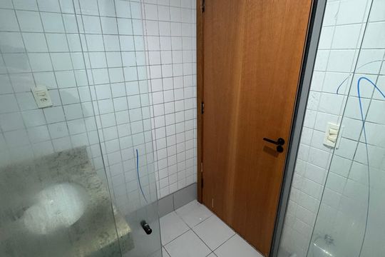 Banheiro de apartamento à venda com 1 quarto, 28m² em Águas Claras, Brasília