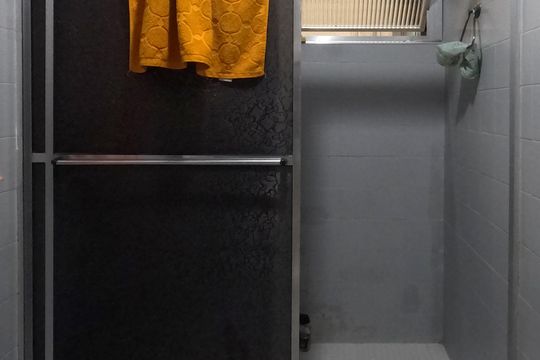 Banheiro de apartamento para alugar com 2 quartos, 86m² em Aparecida, Santos