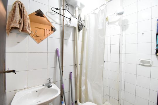 Banheiro de serviço de apartamento à venda com 3 quartos, 94m² em Centro, Curitiba