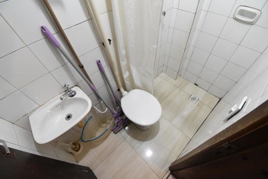 Banheiro de serviço  de apartamento à venda com 3 quartos, 94m² em Centro, Curitiba