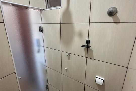 Banheiro de apartamento para alugar com 1 quarto, 15m² em Itararé, São Vicente