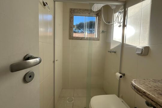 Banheiro área de serviço  de casa para alugar com 4 quartos, 292m² em Pedra Branca, Palhoça