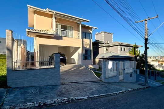 Fachada de casa para alugar com 4 quartos, 292m² em Pedra Branca, Palhoça