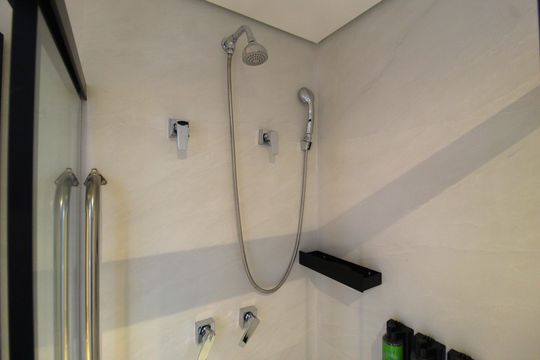 Banheiro de kitnet/studio à venda com 1 quarto, 31m² em Indianópolis, São Paulo