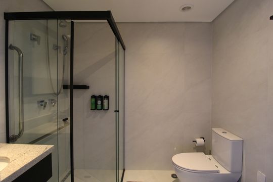 Banheiro de kitnet/studio à venda com 1 quarto, 31m² em Indianópolis, São Paulo