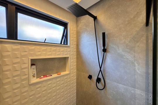 Banheiro da Suíte 4 de casa de condomínio à venda com 4 quartos, 431m² em Vargem Grande, Rio de Janeiro