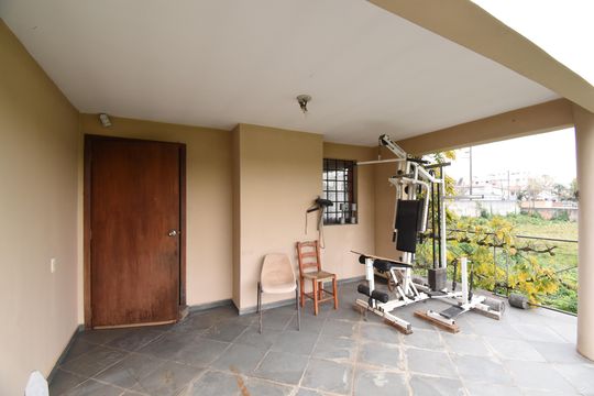 Sacada da Sala de casa à venda com 4 quartos, 460m² em Boa Vista, Curitiba