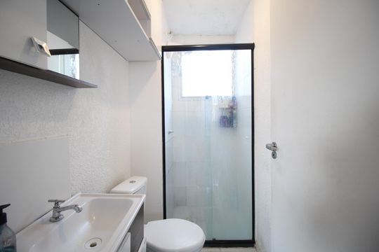 Banheiro de apartamento à venda com 2 quartos, 38m² em Sarandi, Porto Alegre