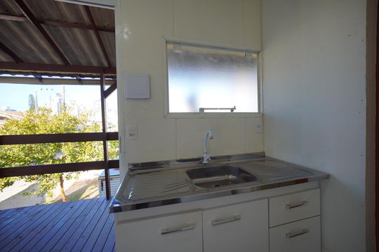 Sala/Cozinha de kitnet/studio para alugar com 1 quarto, 15m² em Balneario, Florianópolis