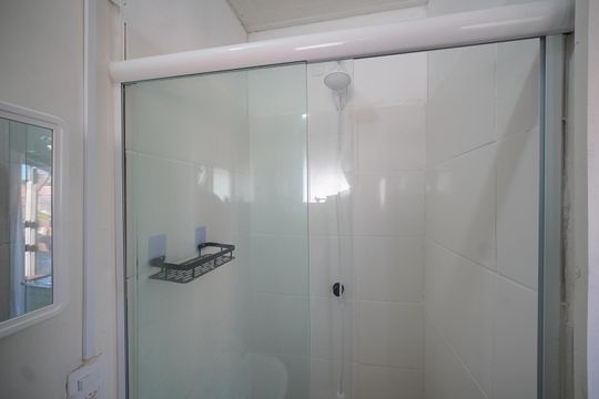 Banheiro Social de kitnet/studio para alugar com 1 quarto, 15m² em Balneario, Florianópolis