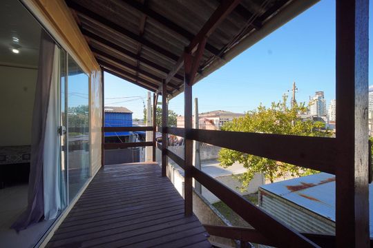 Varanda de kitnet/studio para alugar com 1 quarto, 15m² em Balneario, Florianópolis